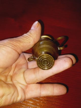 Miniaturas de caldeirão e jarro em bronze