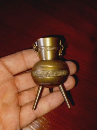 Miniaturas de caldeirão e jarro em bronze