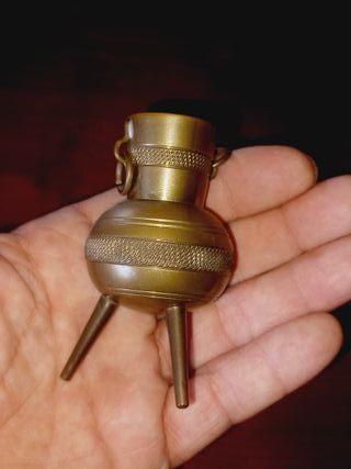 Miniaturas de caldeirão e jarro em bronze