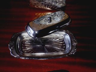 Manteigueira e Porta-guardanapos em Prata-Inox.