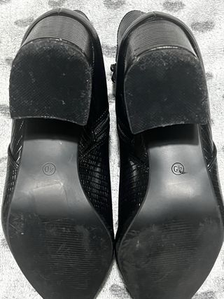 Botines negros tacón efecto piel serpiente