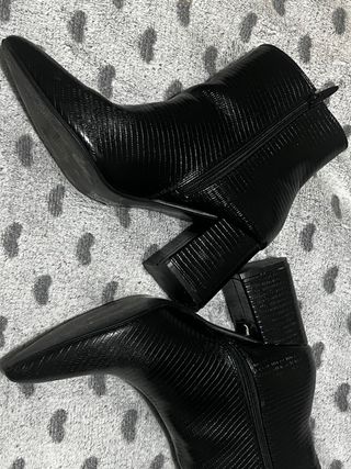 Botines negros tacón efecto piel serpiente