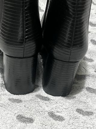 Botines negros tacón efecto piel serpiente