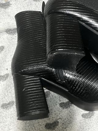 Botines negros tacón efecto piel serpiente