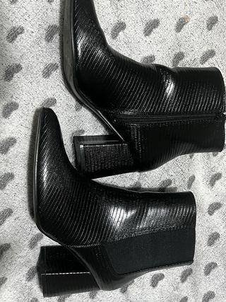 Botines negros tacón efecto piel serpiente