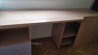 Escritorio madera con cajones morados