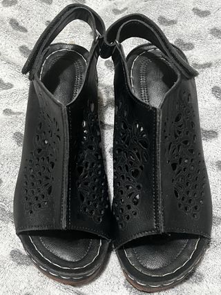 Sandalias de tacón negras con diseño calado