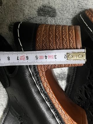 Sandalias de tacón negras con diseño calado