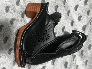 Sandalias de tacón negras con diseño calado