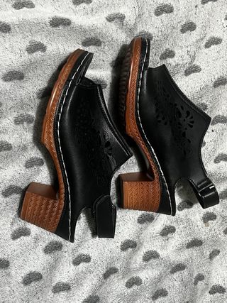 Sandalias de tacón negras con diseño calado