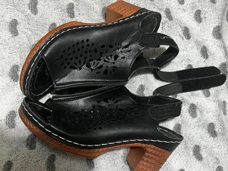 Sandalias de tacón negras con diseño calado