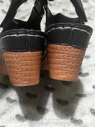 Sandalias de tacón negras con diseño calado