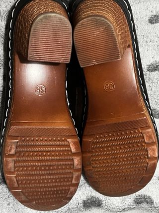 Sandalias de tacón negras con diseño calado