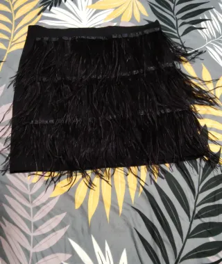 Minifalda de plumas negra