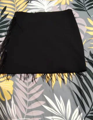 Minifalda de plumas negra