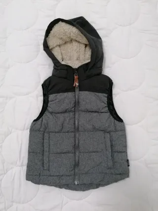 Gilet imbottito bimbo con cappuccio T. 6-7 anni.