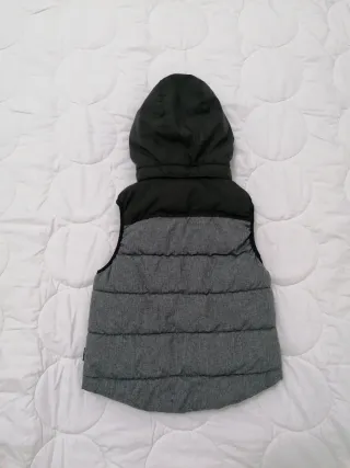 Gilet imbottito bimbo con cappuccio T. 6-7 anni.