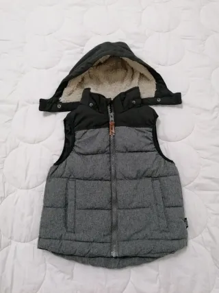 Gilet imbottito bimbo con cappuccio T. 6-7 anni.