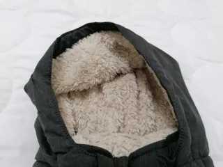 Gilet imbottito bimbo con cappuccio T. 6-7 anni.