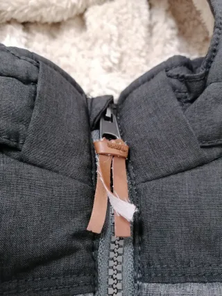 Gilet imbottito bimbo con cappuccio T. 6-7 anni.