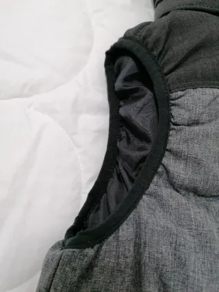 Gilet imbottito bimbo con cappuccio T. 6-7 anni.