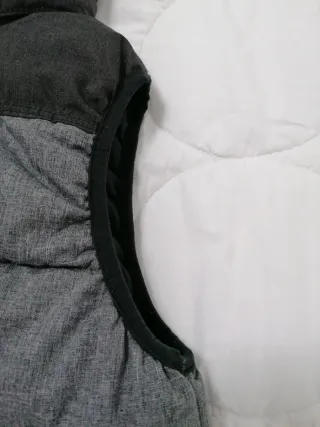 Gilet imbottito bimbo con cappuccio T. 6-7 anni.