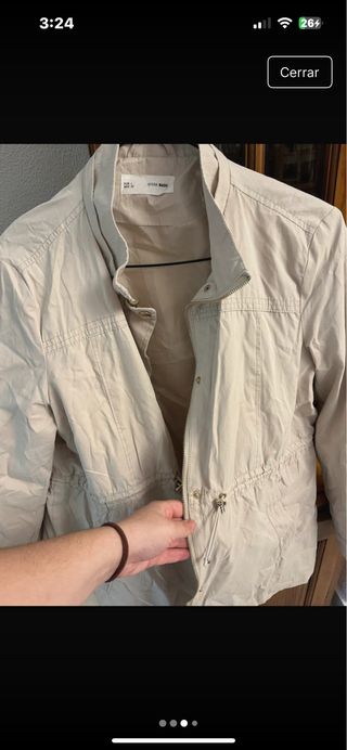 Cortavientos beige con cordón ajustable