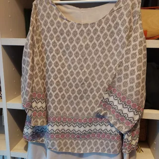 Blusa beige y rosa con estampado