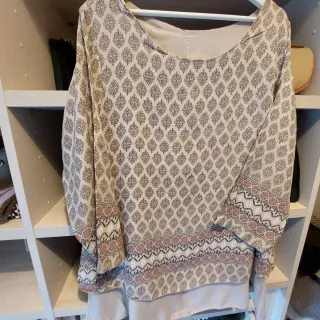 Blusa beige y rosa con estampado
