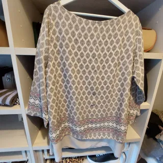 Blusa beige y rosa con estampado