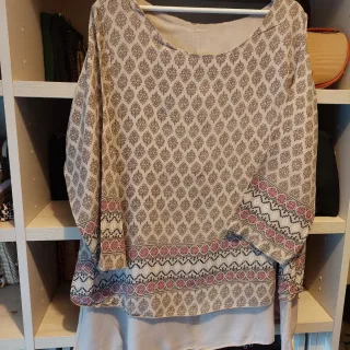Blusa beige y rosa con estampado