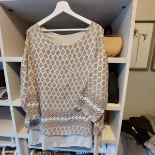 Blusa beige y rosa con estampado