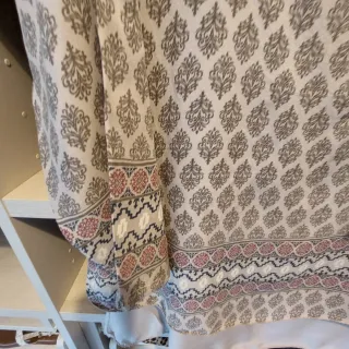 Blusa beige y rosa con estampado