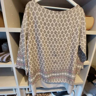 Blusa beige y rosa con estampado