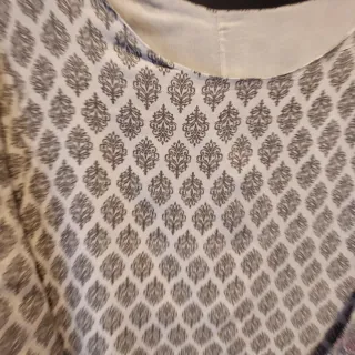 Blusa beige y rosa con estampado