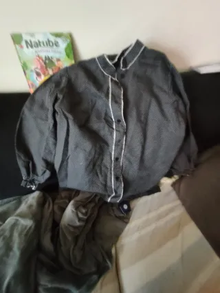 Traje casera Talla 42-46 tiene 2 pañuelos blancos