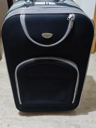 Maleta de viaje azul y negro