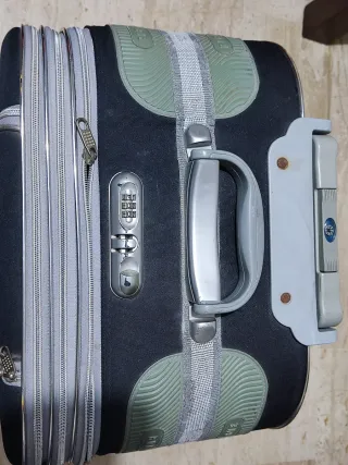 Maleta de viaje azul y negro