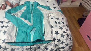 Chaqueta plumífera azul y blanca