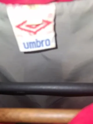 Chaqueta Umbro Negra y Roja