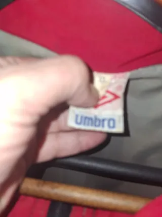 Chaqueta Umbro Negra y Roja