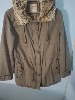 Parka Pull&Bear señora con gorro pelo.