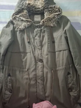 Parka Pull&Bear señora con gorro pelo.