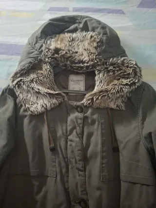 Parka Pull&Bear señora con gorro pelo.