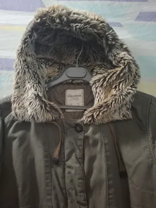 Parka Pull&Bear señora con gorro pelo.