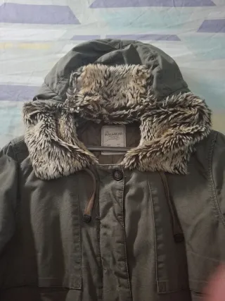 Parka Pull&Bear señora con gorro pelo.
