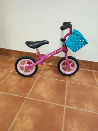 Bicicleta infantil rosa con cesta