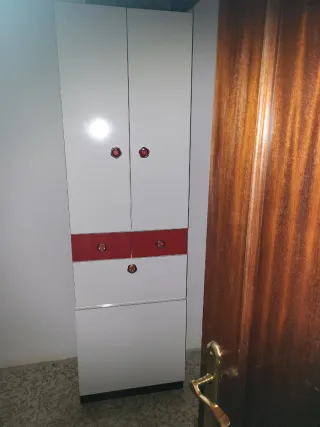 Zapatero blanco y rojo