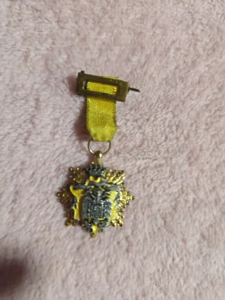 Insignia con cinta y broche