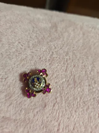 Insignia con piedras y esmalte